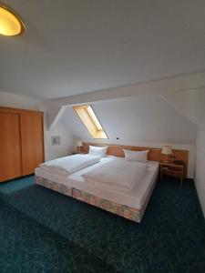 Postel nebo postele na pokoji v ubytování Hotel Garni Eschenbach