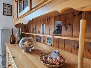 a wooden counter with two bowls on a wooden table at Les Embruns in Clohars-Carnoët
