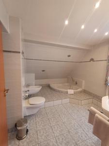 Koupelna v ubytování Hotel Garni Eschenbach