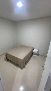 una habitación blanca con una cama y una mesa en Morilar AP 01, en Tianguá
