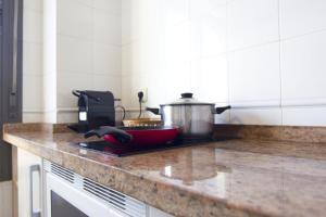 A kitchen or kitchenette at RentalSevilla Concejal Alberto Jiménez-Becerril