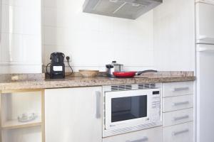 A kitchen or kitchenette at RentalSevilla Concejal Alberto Jiménez-Becerril
