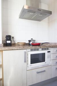 A kitchen or kitchenette at RentalSevilla Concejal Alberto Jiménez-Becerril