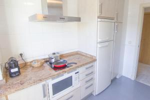 A kitchen or kitchenette at RentalSevilla Concejal Alberto Jiménez-Becerril