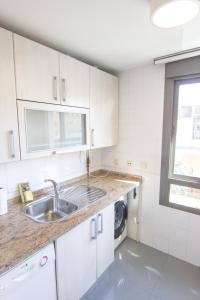 A kitchen or kitchenette at RentalSevilla Concejal Alberto Jiménez-Becerril