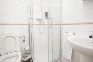 A bathroom at RentalSevilla Concejal Alberto Jiménez-Becerril