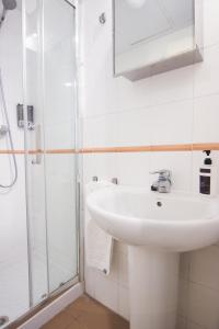A bathroom at RentalSevilla Concejal Alberto Jiménez-Becerril