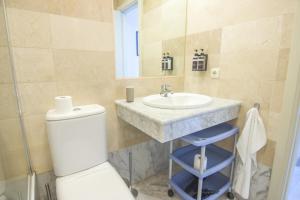 A bathroom at RentalSevilla Concejal Alberto Jiménez-Becerril