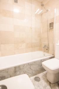 A bathroom at RentalSevilla Concejal Alberto Jiménez-Becerril