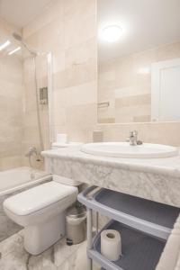 A bathroom at RentalSevilla Concejal Alberto Jiménez-Becerril