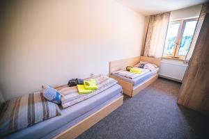 Postel nebo postele na pokoji v ubytování Wellness & Spa Hotel Čertov