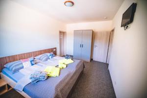 Postel nebo postele na pokoji v ubytování Wellness & Spa Hotel Čertov