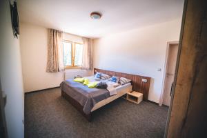 Postel nebo postele na pokoji v ubytování Wellness & Spa Hotel Čertov