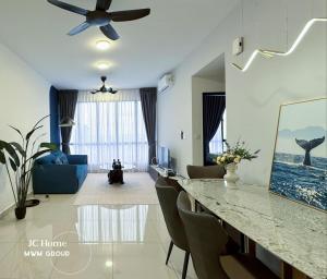 un soggiorno con ventilatore a soffitto e tavolo di Veranda Hippo House a Johor Bahru