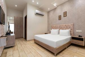 Postel nebo postele na pokoji v ubytování SPT Clarks Inn Suite, Mandi