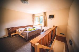 Postel nebo postele na pokoji v ubytování Wellness & Spa Hotel Čertov