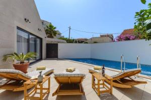 Piscina de la sau aproape de Idyllic Two Bedroom Villa, Pool, Jacuzzi