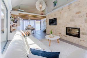 Un televizor și/sau centru de divertisment la Idyllic Two Bedroom Villa, Pool, Jacuzzi