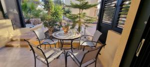 balkon ze stołem i krzesłami na patio w obiekcie HATO Holiday Home Fuerteventura w mieście Costa Calma