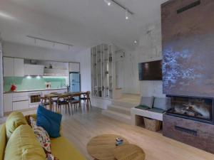 Køkken eller tekøkken på Escape Villa Island Peaceful Oasis with Pool