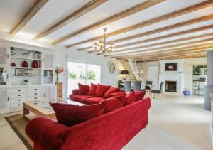 Posezení v ubytování Magnifique Villa Charentaise avec Piscine & Beau Jardin - Moderne & Confort - Wifi gratuit