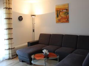 a living room with a couch and a table at Ferienhaus Nr 57, Kategorie Königscard, Feriendorf Hochbergle, Allgäu in Bichel