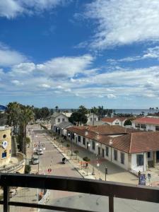 vistas a una calle de una pequeña ciudad en Nautica Luxe Apartments, en Lárnaca