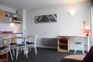 Η κουζίνα ή μικρή κουζίνα στο Appt 3 pièces LA ROCHELLE - LR030-C223