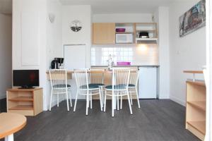 Η κουζίνα ή μικρή κουζίνα στο Appt 3 pièces LA ROCHELLE - LR030-C223