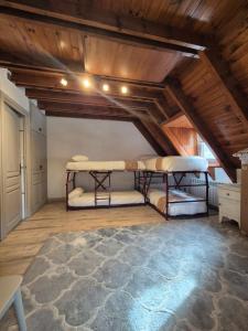 a room with two bunk beds in a attic at Chalet con encanto Jardín y Parking Privado in Vielha