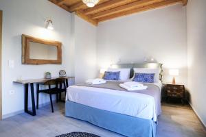 Ένα ή περισσότερα κρεβάτια σε δωμάτιο στο Mesogea Luxury Apartments