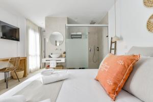 a white couch with an orange pillow in a bathroom at MIMAR ALTEA ROOMS - Tranquil in Altea