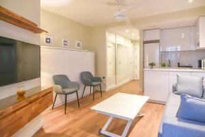 TV a/nebo společenská místnost v ubytování Brisare Mar - Apartamento para 4 personas a 1 min de la playa con piscina en Marbella