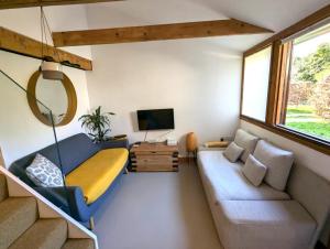 Gallery image of Unique & Rural Child Friendly Annexe with Large Gardens, Games & Tennis Court - Chichester Holiday Properties in Chichester