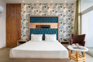 Postel nebo postele na pokoji v ubytování SPT Clarks Inn Suite, Mandi
