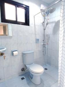 バギオにあるLarge Townhouse w big garden and bonfire Dのトイレとシャワー付きの白いバスルーム