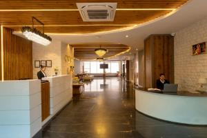 Vstupní hala nebo recepce v ubytování SPT Clarks Inn Suite, Mandi
