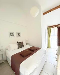 ein weißes Schlafzimmer mit einem großen Bett darin in der Unterkunft Partridge Place at Tove Valley Cottages in Towcester