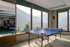 Stolní tenis v ubytování SPT Clarks Inn Suite, Mandi nebo okolí