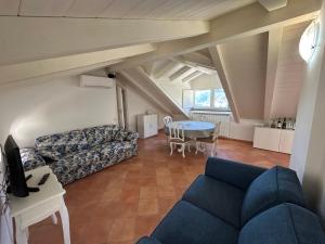 拉维罗Sotto 'o Sole的客厅里有一张沙发和一张桌子。