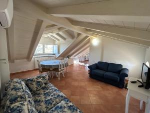 拉维罗Sotto 'o Sole的客厅里有一张沙发和一张桌子。