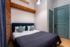 Postel nebo postele na pokoji v ubytování Ethnograph Hotel old Tbilisi
