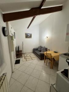 ein Wohnzimmer mit Sofa und Tisch in der Unterkunft Close to Paris & Disney in Le Perreux-sur-Marne + 3 Fotos