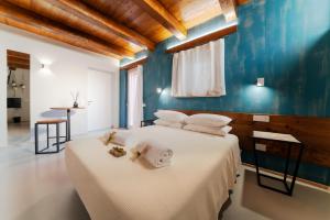 Ένα ή περισσότερα κρεβάτια σε δωμάτιο στο L'Organetto - Villa with Private Pool +65 φωτογραφίες