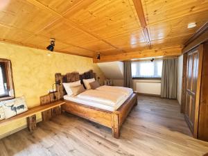 Postel nebo postele na pokoji v ubytování Black Forest Hotel Todtnau