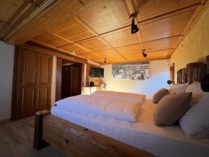 Postel nebo postele na pokoji v ubytování Black Forest Hotel Todtnau