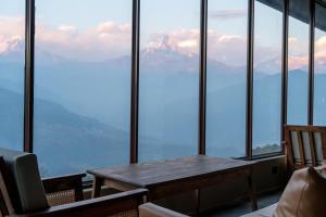 Vista generica sulle montagne o vista sulle montagne dall'interno dell'hotel