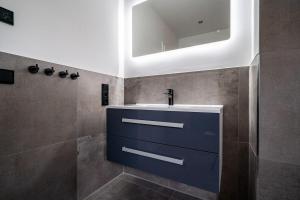 une salle de bain avec un lavabo et un miroir dans l'établissement Ferienhaus-Schilfblick, à Buchholz 16 autres photos