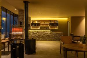 un ristorante con camino, tavolo e sedie di Nana Mountain Resort a Astam