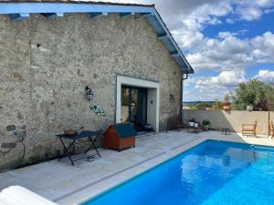 dom z basenem obok budynku w obiekcie Le Marronnier w mieście Saint-Geniès-de-Fontedit
